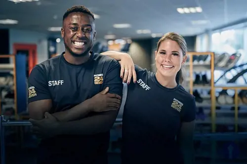 Fitness24Seven - Välkommen till Fitness24Seven - På detta gym kan du bland annat träna styrketräning och konditionsträning med moderna träningsmaskiner och fria vikter.Här finns också TjejgymEn del av gymmet är för tjejer och för tjejer endast. En avslappnad miljö med plats för både fria vikter och styrkemaskiner.Alla de andra delarna av gymmet är självklart öppna för både tjejer och killar.Cardio &amp; uppvärmningFå upp pulsen, känn farten och bli varm i kläderna.Spring på löpbandet, gå på Crosstrainern eller varför inte testa roddmaskinen?Oavsett vilket tempo du söker finns det utrustning som passar för just dig och din uppvärmning.Fria vikterTunga och lätta, stora och små.Vi erbjuder alla typer av fria vikter, alltifrån kettlebells till hantlar och skivstänger.Använd vikterna för att träna precis det du känner för.Bara fantasin sätter gränser.StyrkemaskinerUtmana dina muskler. På detta gym finns ett stort utbud av moderna styrkemaskiner för de flesta muskelgrupper.Träna biceps, triceps och mycket mer.Välkommen att svettas och lämna gärna maskinerna rena och fina till nästa person.OmklädningsrumTräningen börjar och slutar här.Byt om i lugn och ro, och gör dig redo för dagens utmaningar.Självklart finns här också förvaringsskåp för dina personliga prylar.Shop24SevenI behov av ny energi?I våra smarta varuautomater finns allt du behöver, oavsett när du behöver det.Köp en dryck, shake eller kanske en bar. Betalningen sker enkelt via swish eller kort. Välkommen att fylla på.Small group workoutKom igång med träningen!Small group workout är cirkelträning med en utbildad instruktör ute i gymmet.Vi tränar hela kroppen och alla kan vara med!Small Group Workout är en del av Fitness24sevens egna utbud.Stretch &amp; RelaxGe dig själv tid för återhämtning.Denna sektion är till för stretch och nedvarvning.Kom ner på mattan och sträck ut dina muskler.Slappna av och hitta tillbaka till lugnet med hjälp av redskap som Pilatesbollar och gummiband.RullstolsanpassatDetta gym är anpassat för rullstol och har tillgänglighetsanpassade dusch- och omklädningsrum.Gymmen i Stockholm har, som alla våra andra gym, öppet dygnet runt för alla våra medlemmar, så att du kan träna när det passar dig.Första Fitness24Seven gymmet öppnade 2003Det var 2003 som Fitness24Sevens grundare och ägare, Christian Ask, öppnade det första gymmet och äntrade Fitness-marknaden med ett gym på Henrik Smithsgatan i Malmö, Sverige.Därefter gick allting väldigt fort och det var 2005 som vi öppnade vårt allra första kontor och vårt första gym med gruppträningssalar i Lund, Sverige.Kontoret och gymmet är i anknytningar till varandra och är idag ett av våra flaggskepp.Redan 2006 hade vi 10 gym i Sverige och antalet skulle komma att bli allt fler.Om Fitness24Seven på LinkedinVi är en global fitnesskedja som erbjuder gym och gruppträning för över 400 000 medlemmar världen över.På Fitness24Seven är vår vision att leda människor till ett hälsosammare liv, oavsett vem de är eller var de bor.Med mer än 250 gym i fem länder har vi kommit ganska långt, men vår resa har precis börjat.Vi är alltid på väg någonstans nytt och vi bryter hela tiden nya mark. Vårt företag växer snabbt och är alltid i behov av nya hungriga talanger.När du jobbar med oss arbetar du tillsammans med 2 000 medarbetare i över 80 städer. Vi jobbar i hög hastighet och vår väg förändras hela tiden.Det du gör idag kanske inte är det du gör imorgon. Vi sätter ganska ambitiösa mål som vi uppnår tillsammans, eftersom vi tror att samarbete gör laget.Genom tillgänglighet, gästfrihet och funktionalitet erbjuder vi våra medlemmar en hälsosammare livsstil till ett attraktivt pris.Vi älskar att hålla saker enkelt och vårt erbjudande är inget undantag. Ett medlemskap som ger tillgång till alla gym i alla länder 24 timmar om dygnet.Anta utmaningen – gå med i vårt team!Star Trac hos Fitness24SevenMer om Fitness24SevenFitness24Seven på Facebook